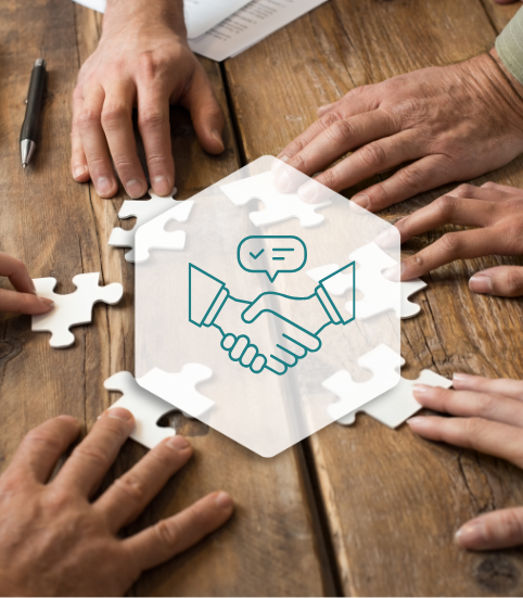 Freie Wähler Röttenbach e.V. - Situationen meistern Hände greifen nach Puzzlestücken mit einem Symbol für Zusammenarbeit und Kommunikation.