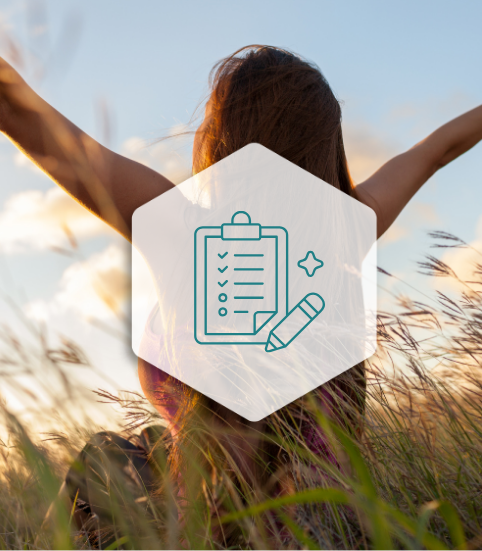 Freie Wähler Röttenbach e.V. - Ohne Ideologien Frau mit erhobenen Händen in einem Feld, im Vordergrund eine Checkliste.