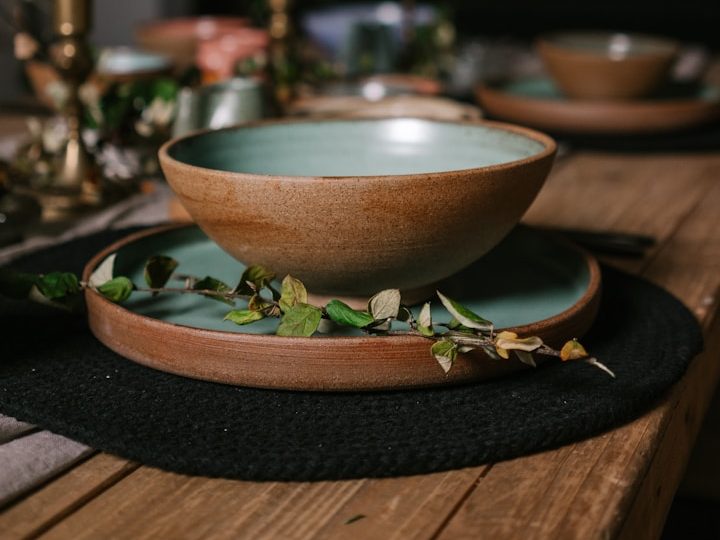 Der Nikolaus kommt Karpfenessen - Event der Freien Wähler Röttenbach e.V. Schüssel auf einem Holztablett, umgeben von dekorativem Grün und sanften Farben.