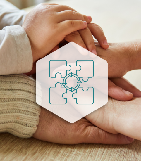 Freie Wähler Röttenbach e.V. - Generationen verbinden Hände von Erwachsenen, Erfahrenen und Kindern, die über ein Puzzle-Symbol gelegt sind.